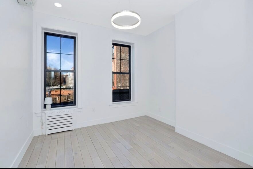 Main bedroom - 214 Patchen Ave