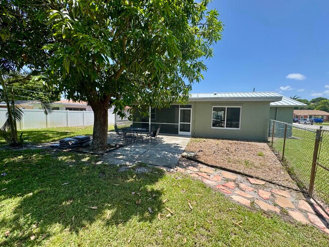 Building Photo - 401 SE 34th Ave