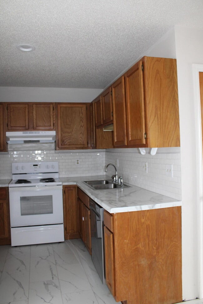 Building Photo - 102 Sweet Gum