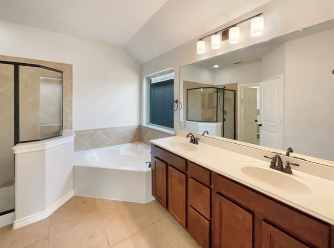 Building Photo - 1305 Freesia Dr