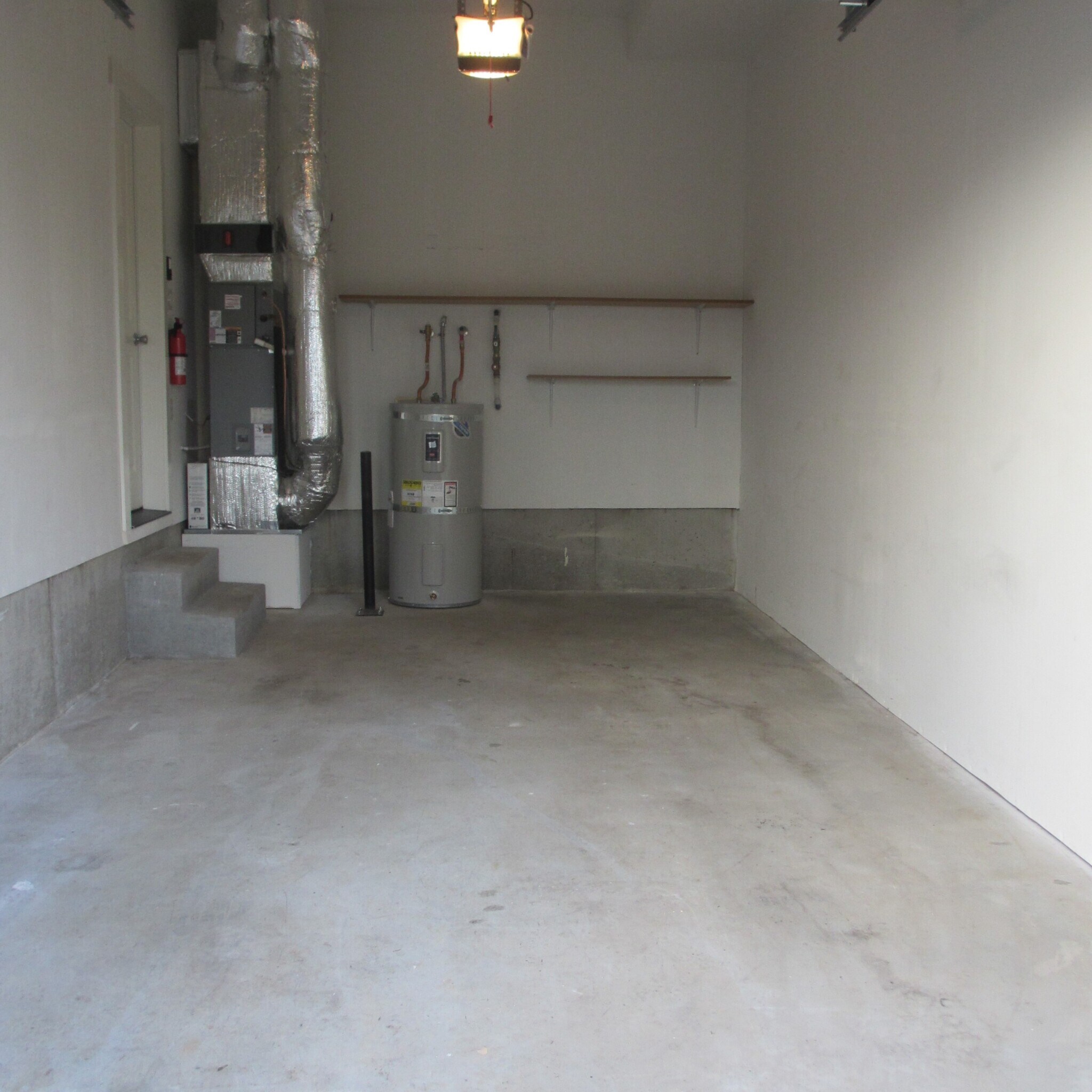 Building Photo - 472 SE Oak St