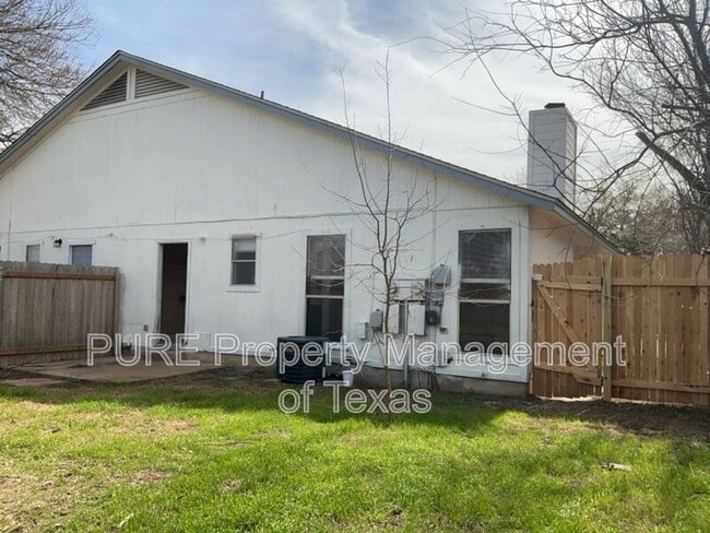 Building Photo - 2028 Redwing Way