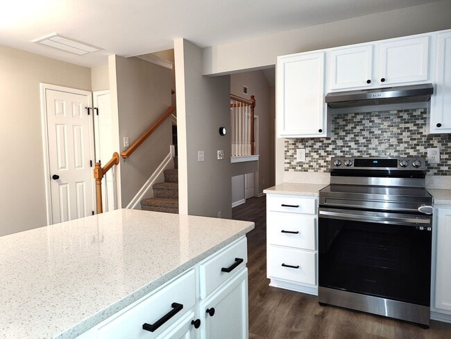 Building Photo - Two story, 3 Bedroom, 2.5 Bath End Unit Townhome located in the Hanover Community in SC!