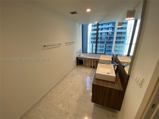 Building Photo - 1000 Brickell Plaza