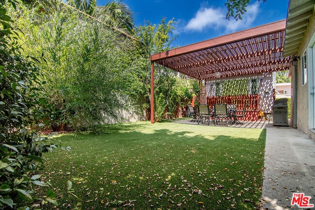 Building Photo - 517 N Poinsettia Pl