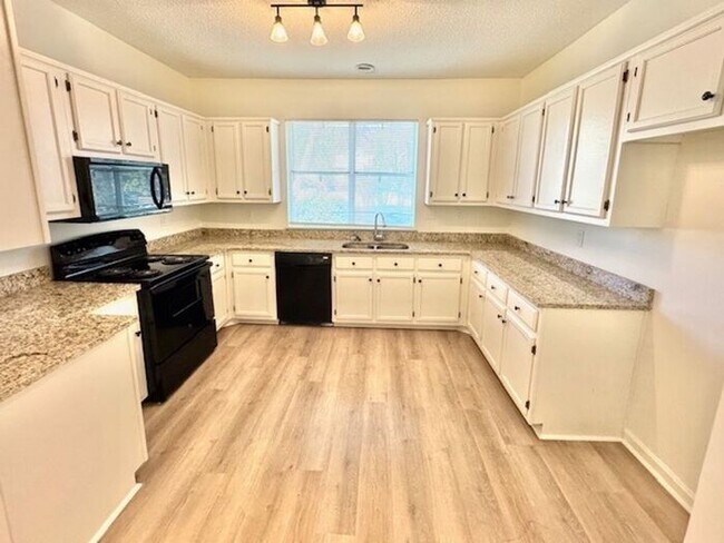 Building Photo - Spacious updated Cordova Townhome Available!