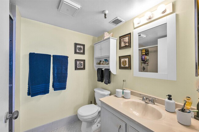 Building Photo - 4570 NW 18th Ave