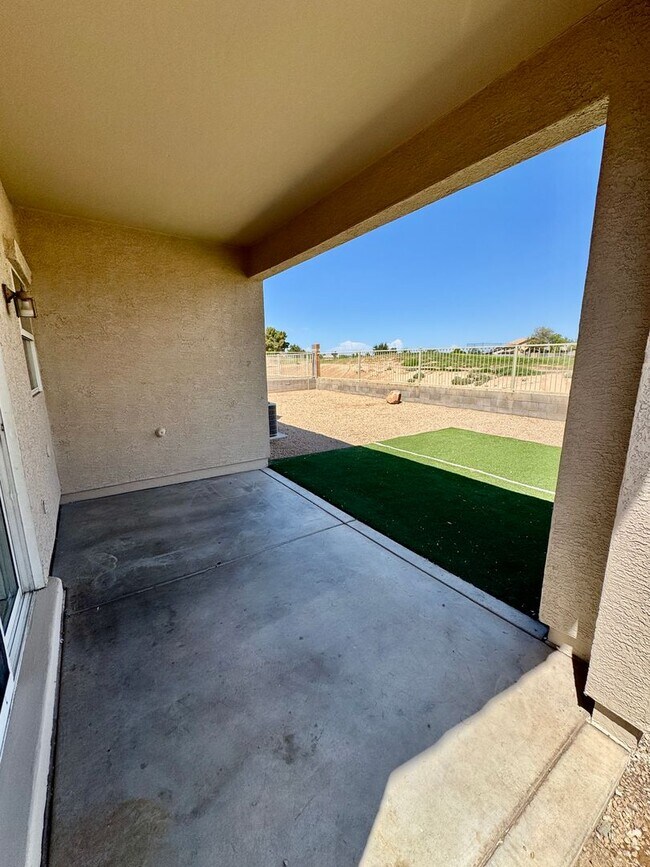 Building Photo - 4 Bedroom/2 Bath Single Level Home In Avondale! Golf Course Lot