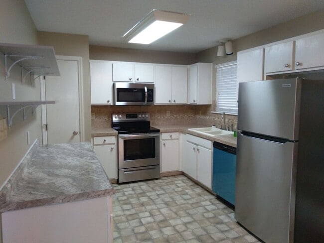Building Photo - Cute 3 bedroom, 2 bath house with garage and fenced in yard