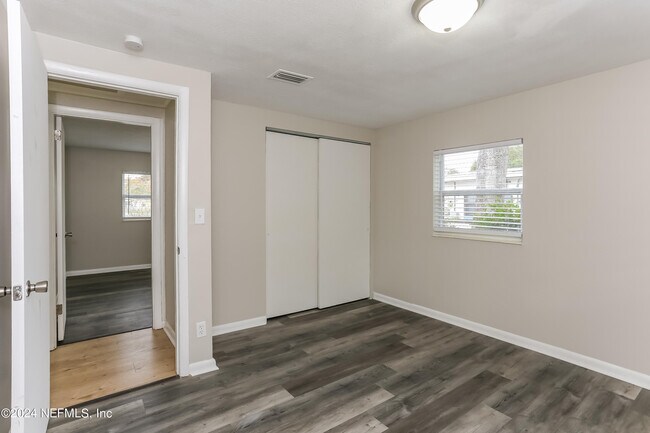Building Photo - 303 Renne Dr N