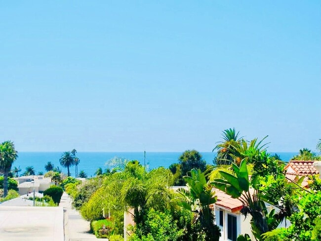 Building Photo - LIVE IN LA JOLLA! LOVELY TOWNHOME WITH BEA...