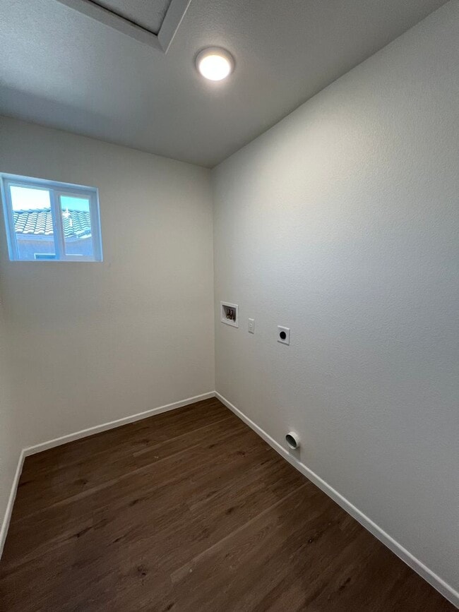 Building Photo - NEWER 3 BEDROOM HOME!