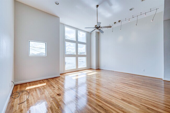 Building Photo - 1729 Reinerman St
