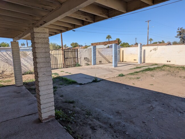 Building Photo - 3652 W Vernon Ave