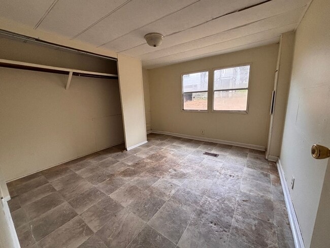 Building Photo - 1561 Pleasant Valley Rd SE