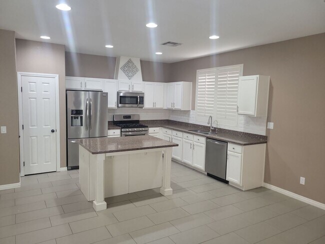 Building Photo - Spacious 3 Bedroom Home with Garage & Soak...