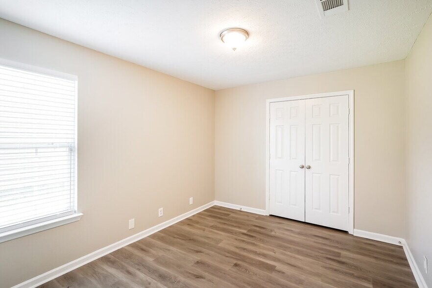 Building Photo - 1312 S Hampton Ct