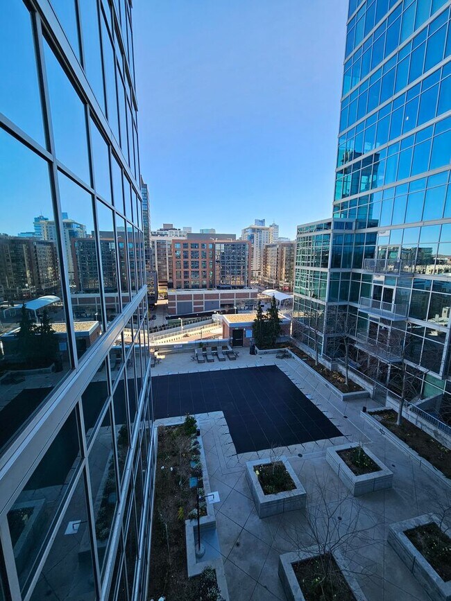 Building Photo - Glass House 1 Bed 1 Bath High Rise Condo w/ Mountain & City Views!!