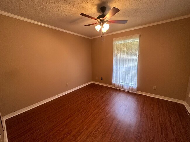Building Photo - Southern Homes, 3 Bed, 2 Bath WITH Pool!