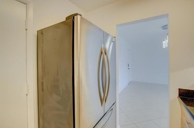 Building Photo - 3040 NE 16th Ave