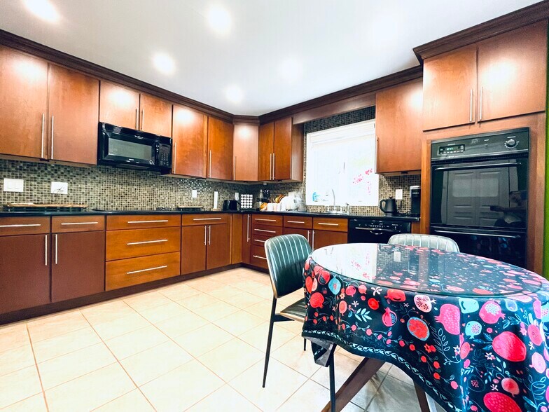 Building Photo - 157 Main St