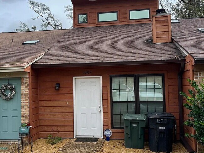 Building Photo - "Charming 2-Bed, 2-Bath Home in Tallahassee's Heart - Cozy 928 Sq Ft Haven!"