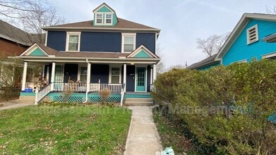 Building Photo - 511 Oak St