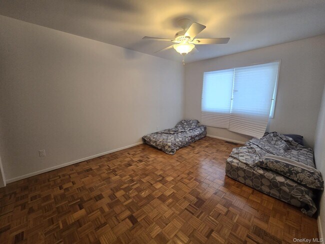 Building Photo - 10 Chestnut Dr