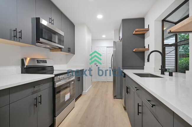 Building Photo - 2 Bed 1 Bath Condo