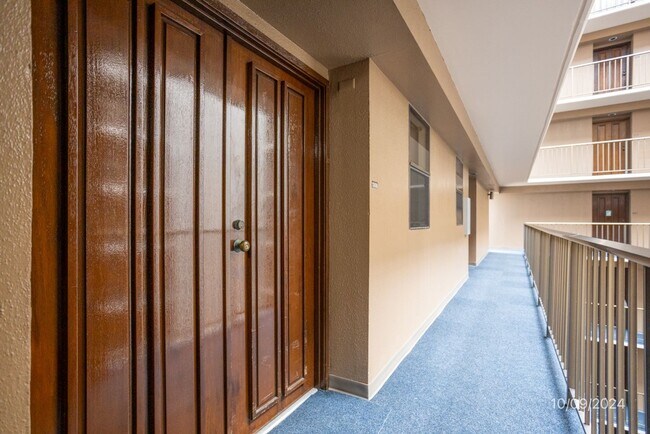 Building Photo - $2,700 / 2br - 2 BED 2 BATH CONDO