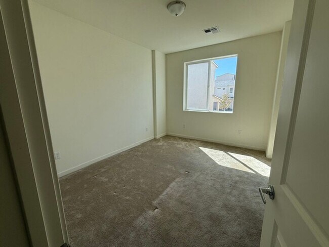 Building Photo - Charming Sun Valley Home with Generous Yard