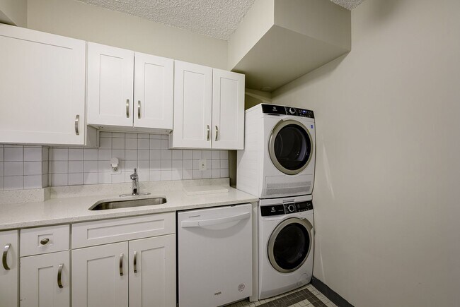 Building Photo - Two-level 2BR/2BA Condo with Balcony and Garage Parking