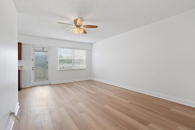 Building Photo - 290 Brighton G