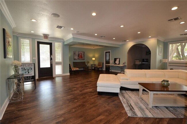 Building Photo - 935 La Posada Dr