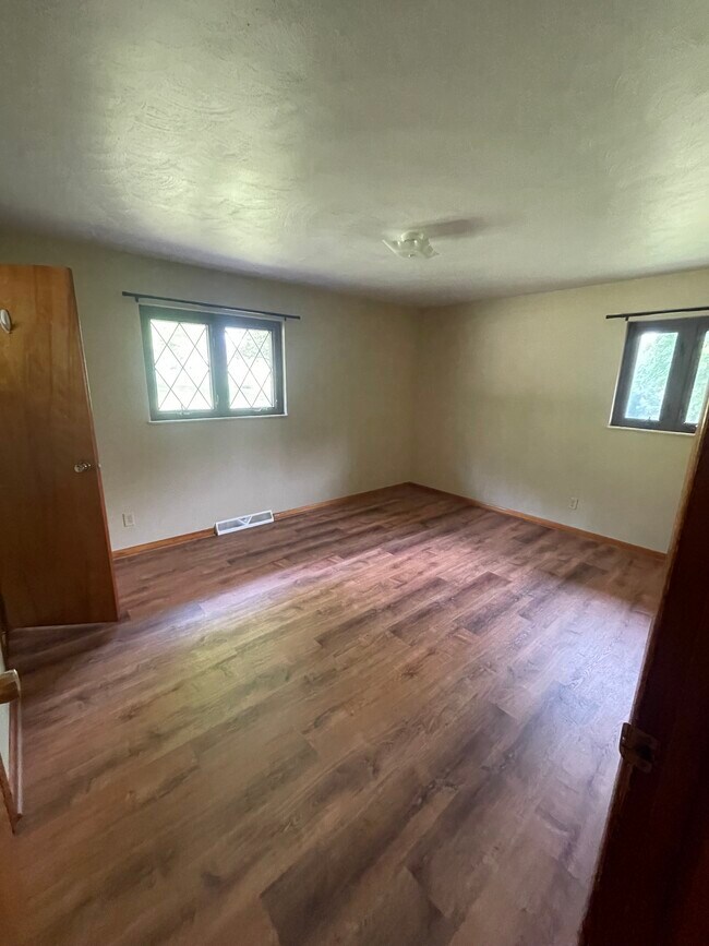 Building Photo - 19 Plainview Dr