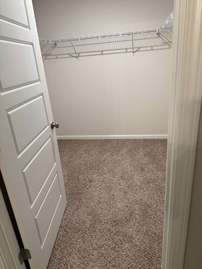 Building Photo - Spacious 4-Bedroom Rental in Quiet Pensaco...