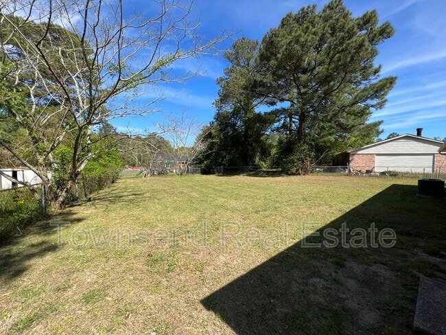 Building Photo - 5675 Livingston Dr