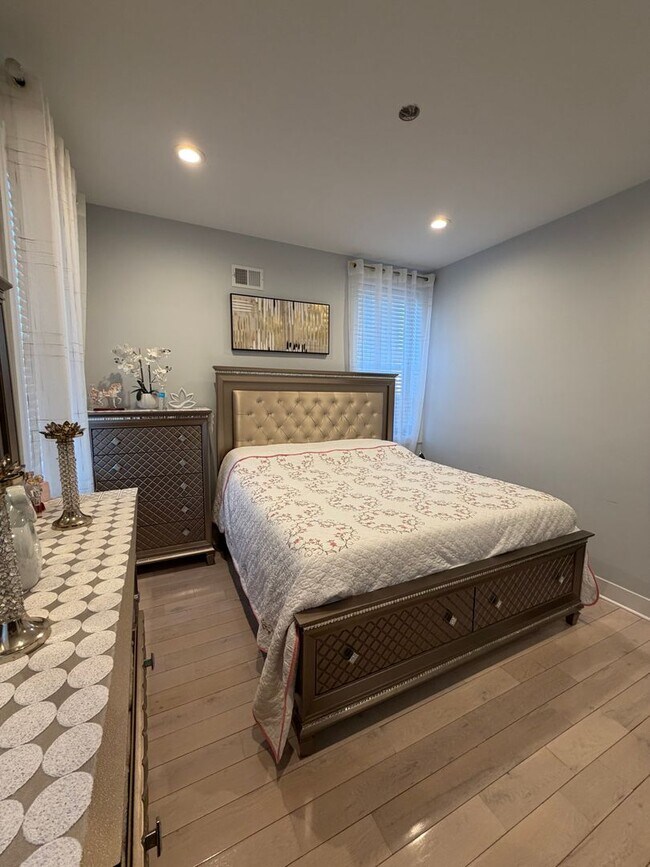 Building Photo - Move-In Ready 4BR Home in the Heart of Port Richmond!