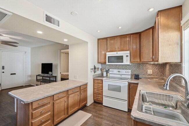 Building Photo - Charming Furnished, 55+ Community in Green Valley!