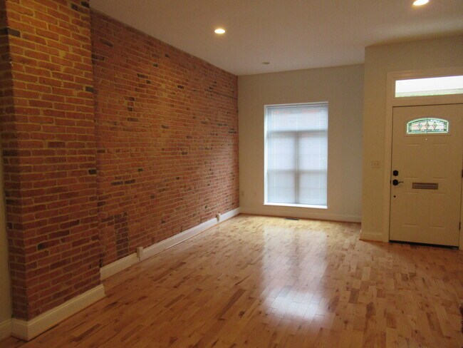 Building Photo - Charming 4 Bedroom/3.5 Bathroom Townhome with Parking Pad in Station North, MD!