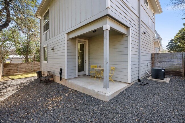 Building Photo - 402 El Paso St