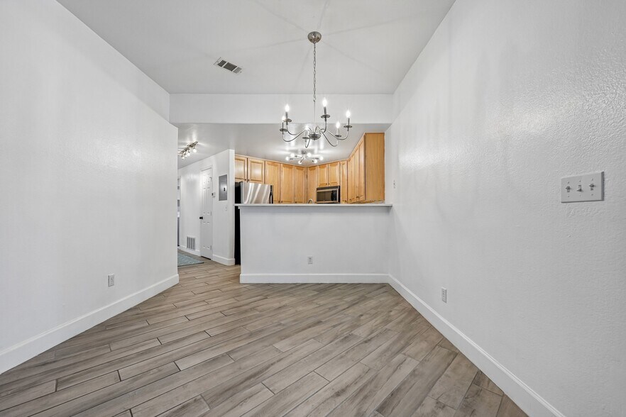 Building Photo - 8747 E Dry Creek Rd