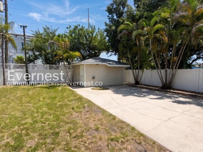 Building Photo - 4 Bed/2.5 Bath Home with Detached Garage / Available Now!