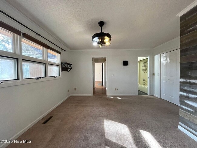 Building Photo - 7 Ash Ct