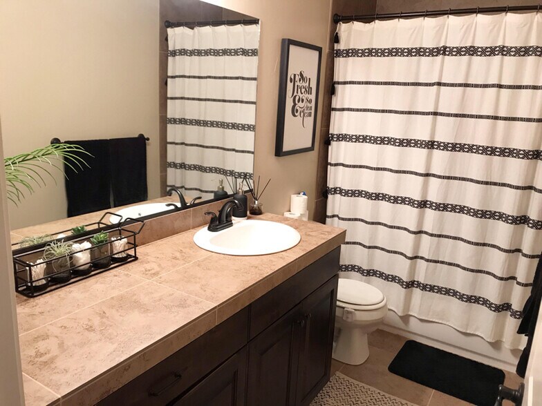 Building Photo - 355 W 200 S