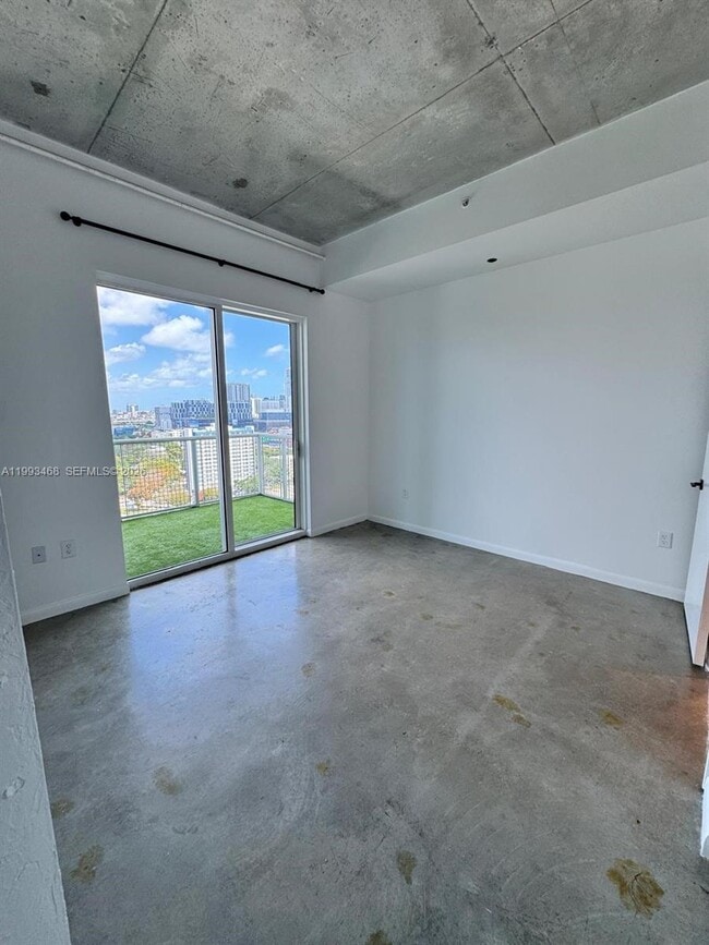 Building Photo - 10 SW South River Dr