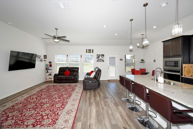 Building Photo - Nestled in the highly sought-after Scenic ...