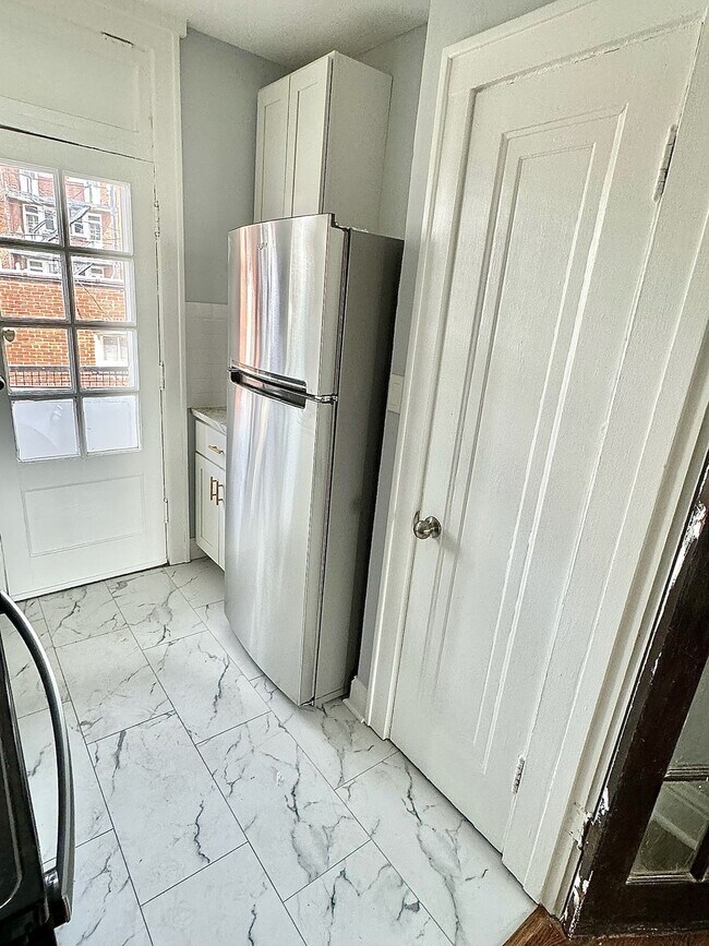 Building Photo - 4929 Chippewa St