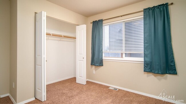 Building Photo - Beautiful East Anchorage 4 Bedroom Townhome