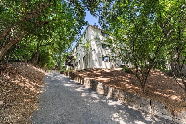 Building Photo - 870 Glendale Terrace NE